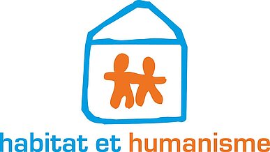 Logo von Habitat et Humanisme: Zwei stilisierte orangefarbene Figuren stehen nebeneinander in einem blauen Umriss eines Hauses. Unter dem Symbol ist der Schriftzug 'habitat et humanisme' in Blau und Orange zu sehen.