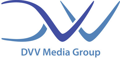 Logo der DVV Media Group, bestehend aus blauen geschwungenen Linien, die die Buchstaben DVV stilisieren, mit dem Schriftzug 'DVV Media Group' darunter.