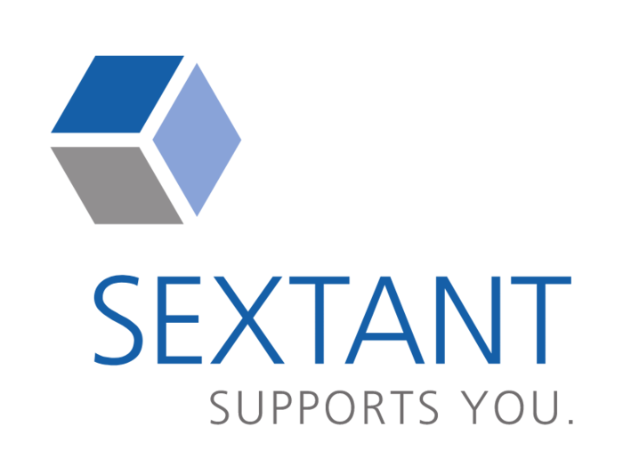 Logo von Sextant, bestehend aus einem dreidimensionalen Würfel mit farbigen Flächen in Blau, Hellblau und Grau. Unter dem Würfel steht der Schriftzug 'SEXTANT' in blauer Farbe, gefolgt von 'SUPPORTS YOU.' in grauer Farbe.