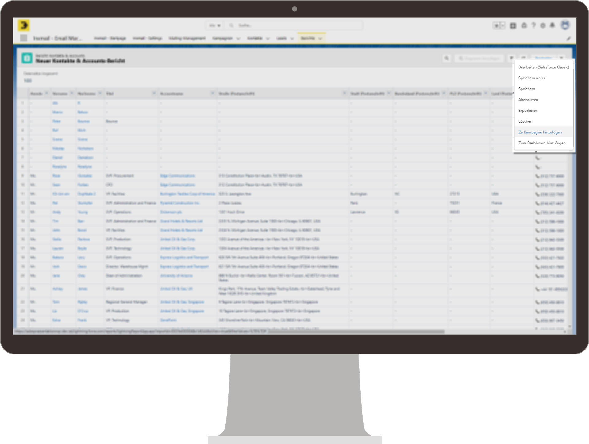 Monitor zeigt die Zielgruppenselektion in Salesforce mit Inxmail-Integration. Es wird eine Liste von Kontakten und Accounts angezeigt, einschließlich Details wie Namen, Unternehmen und Telefonnummern. Rechts im Bild sind Auswahlmöglichkeiten für Aktionen wie Speichern, Exportieren und Hinzufügen zu einer Kampagne zu sehen.