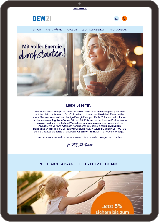 Screenshot eines DEW21-Newsletters auf einem Tablet, mit einer lächelnden Frau, die durch ein Fenster schaut und eine Tasse Kaffee hält, begleitet von dem Text 'Mit voller Energie durchstarten!'. Unten wird ein Photovoltaik-Angebot mit einem Rabatt von 5 % hervorgehoben.
