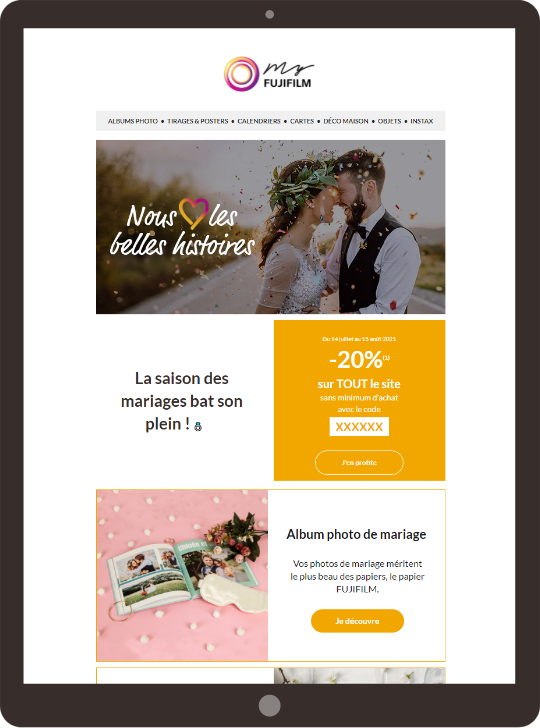 Tablet-Bildschirm mit einer Fujifilm-Werbung, die eine Hochzeitssaison-Promotion anzeigt, inklusive einem Rabatt von 20 % auf alle Produkte auf der Website und Angeboten für Hochzeitsfotobücher.