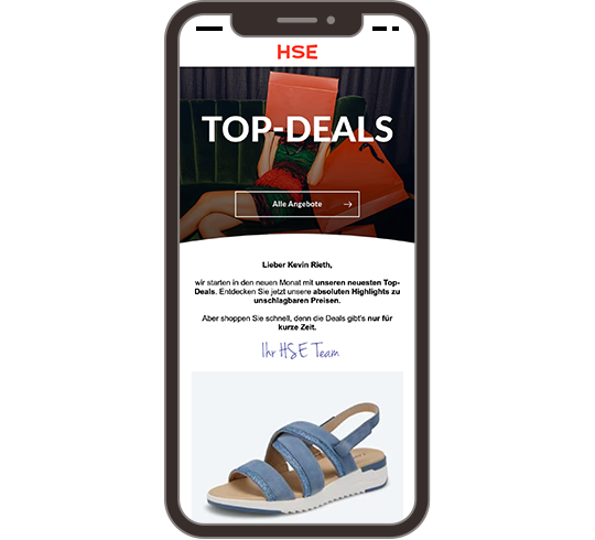 Darstellung einer HSE-Webseite auf einem Smartphone mit dem Titel 'TOP-DEALS'. Es werden exklusive Angebote präsentiert, darunter ein Paar blaue Sandalen. Eine persönliche Begrüßung für den Nutzer 'Kevin Rieth' ist ebenfalls sichtbar.