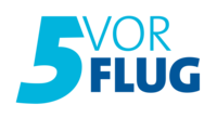 5 vor Flug Logo in Blautönen, bestehend aus der Zahl 5 und dem Schriftzug 'vor Flug'.