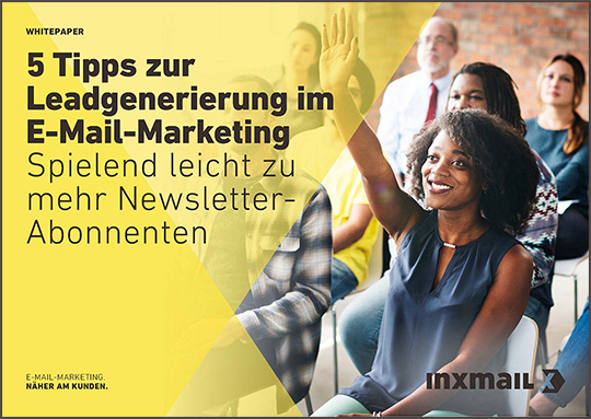 Cover eines Whitepapers von Inxmail mit dem Titel '5 Tipps zur Leadgenerierung im E-Mail-Marketing - Spielend leicht zu mehr Newsletter-Abonnenten'. Das Bild zeigt eine Frau, die in einem Seminarraum sitzt und lächelnd die Hand hebt. Weitere Personen sitzen im Hintergrund, und das Inxmail-Logo befindet sich unten rechts im Bild.